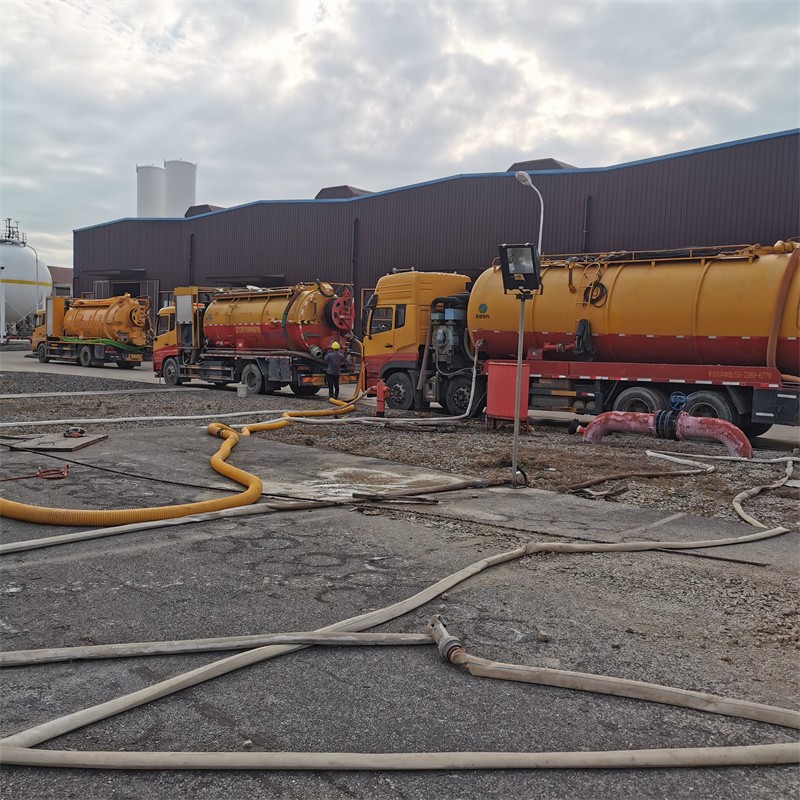 张金镇污水池清理