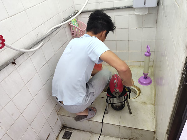 张金镇管道堵塞冒臭气 专业师傅现场解决问题