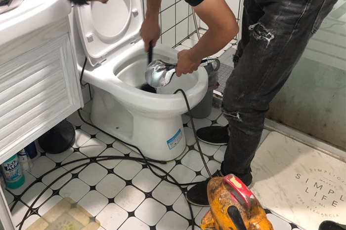 张金镇马桶堵塞自己疏通还是找师傅?专业上门服务让你省时更省心